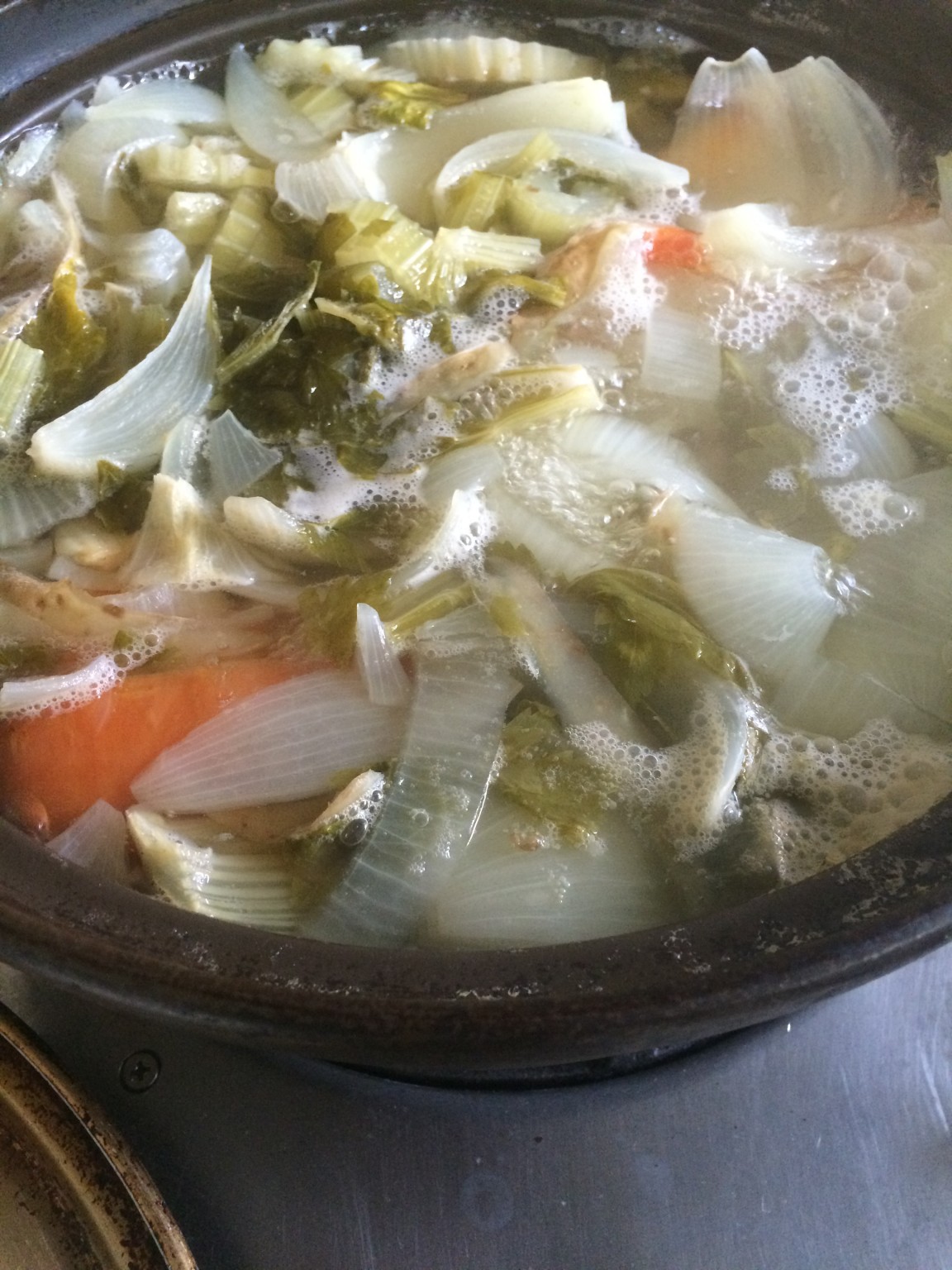 野菜スープを煮出している最中♪