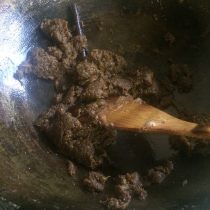 玉ねぎを炒め終わり、カレー粉を炒めているところ☆