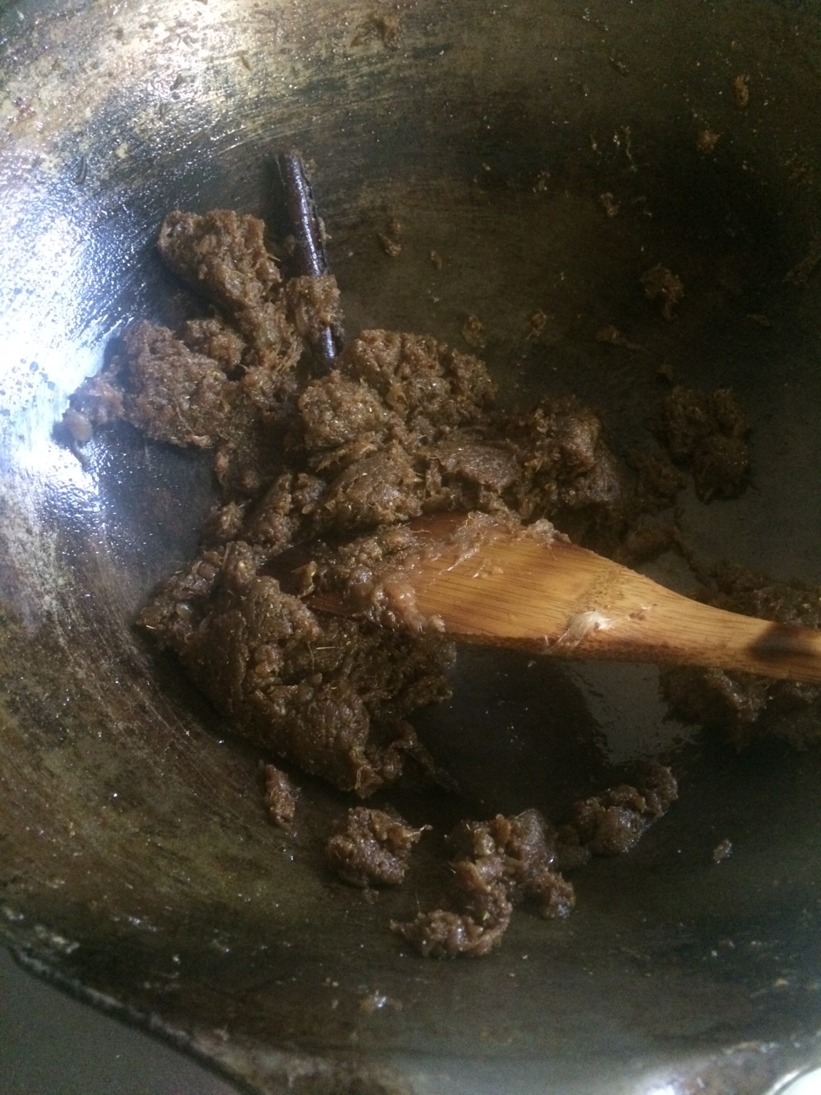 玉ねぎを炒め終わり、カレー粉を炒めているところ☆