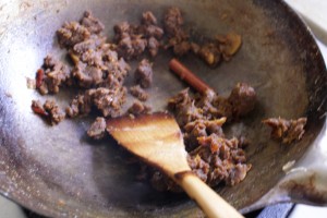 スパイスブレンドを入れて炒めます♪