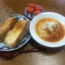 トマトと玉ねぎのスープがメインの朝食(^_^