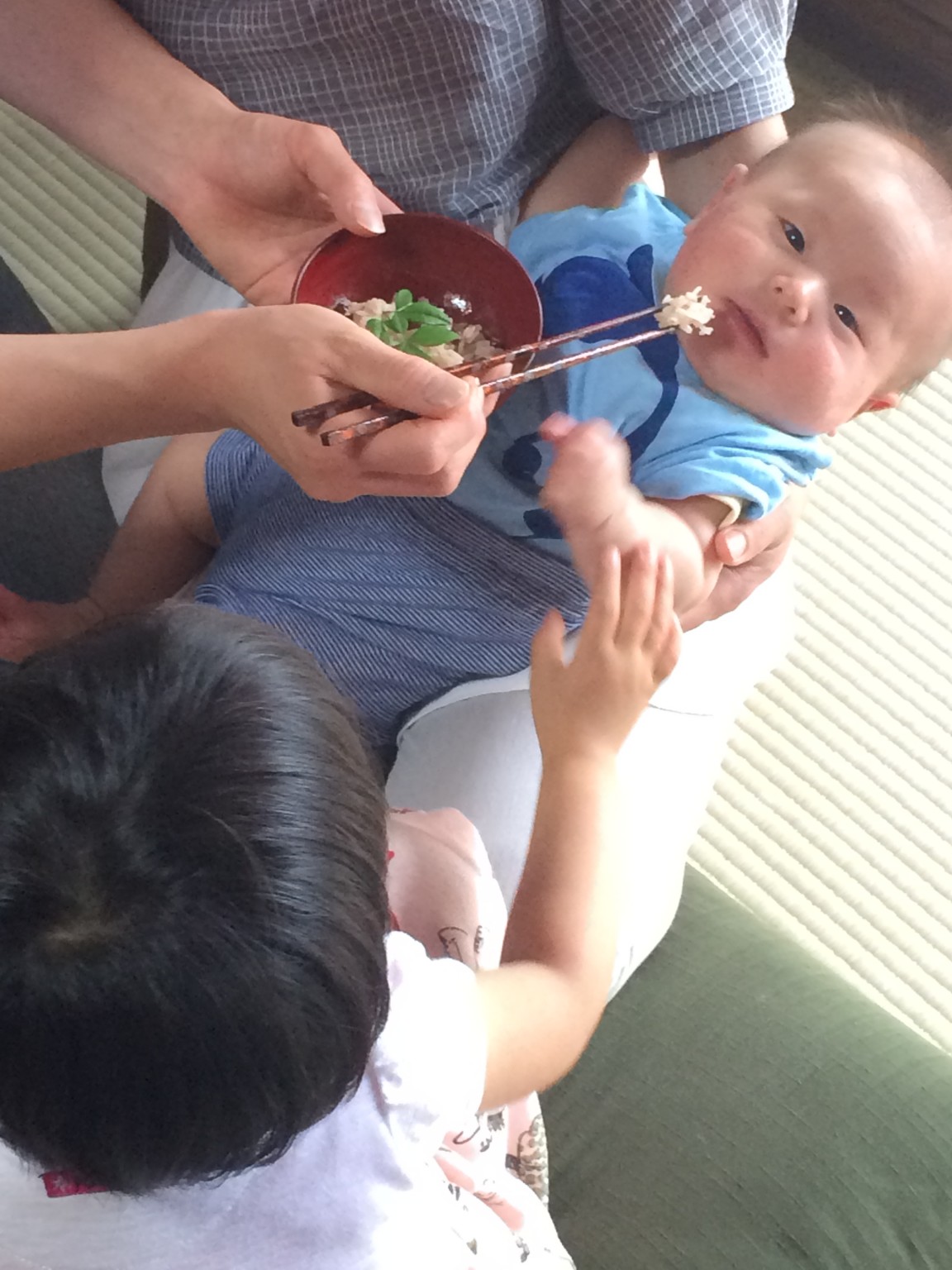 お食い初めの食べ物に口を付ける姪っ子☆