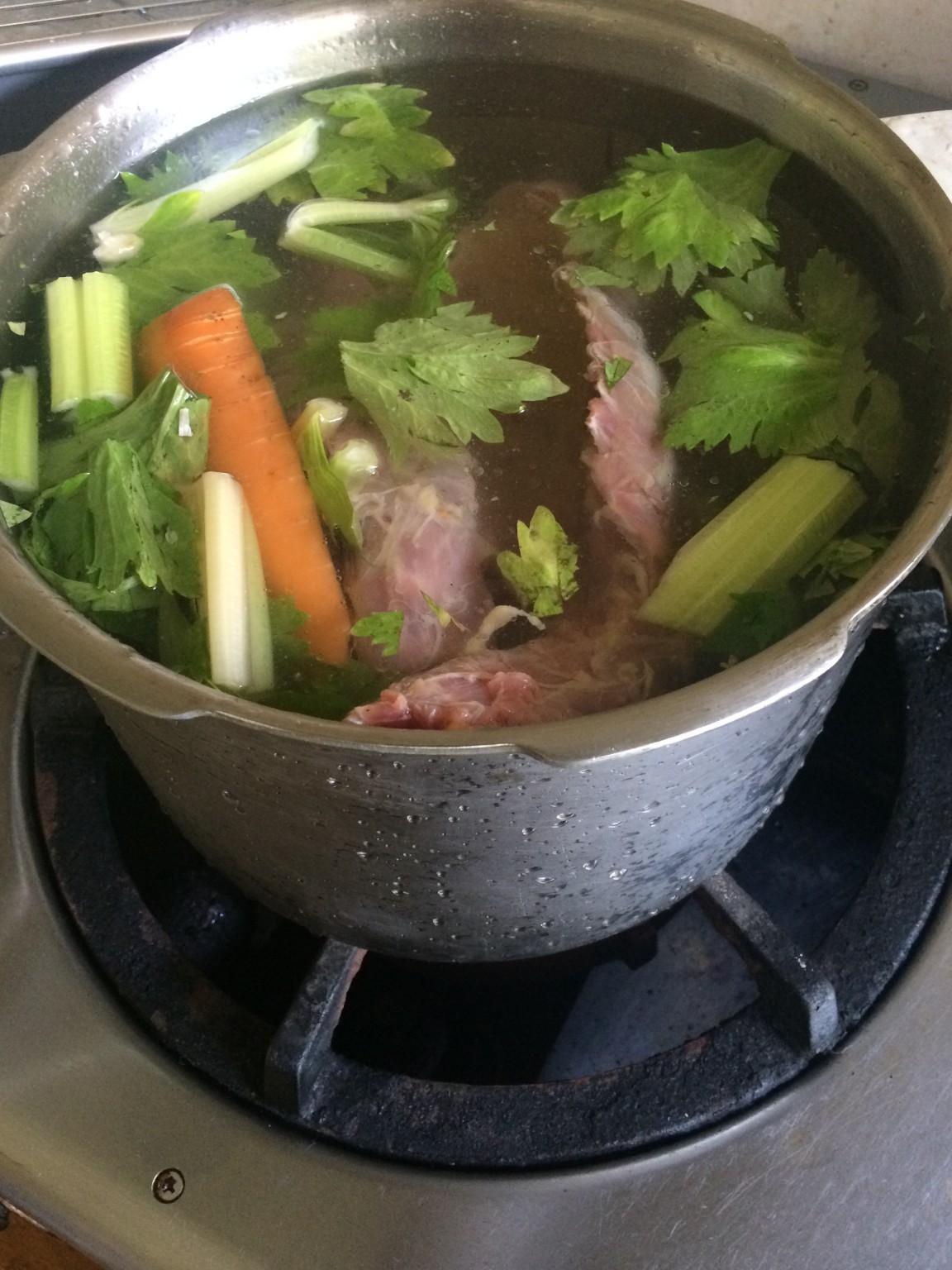 水からじっくりと煮出していきます!