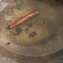 ココナッツオイルにシナモン、クローブの香りを移す♪