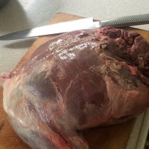 鹿の後ろ足！ここからもも肉とかシンタマが取れます☆