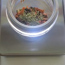ミルに入れたスパイス♪フェンネルシードやメースが見えますね☆