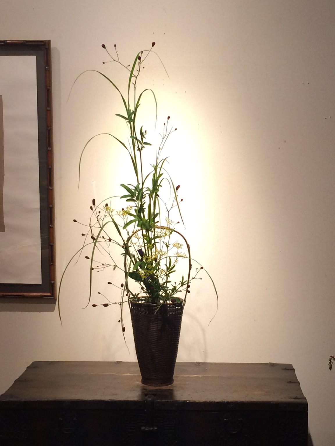 秋の風情がする活け花。
