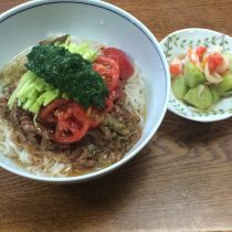 トマトと牛肉とモロヘイヤの冷製うどん♪