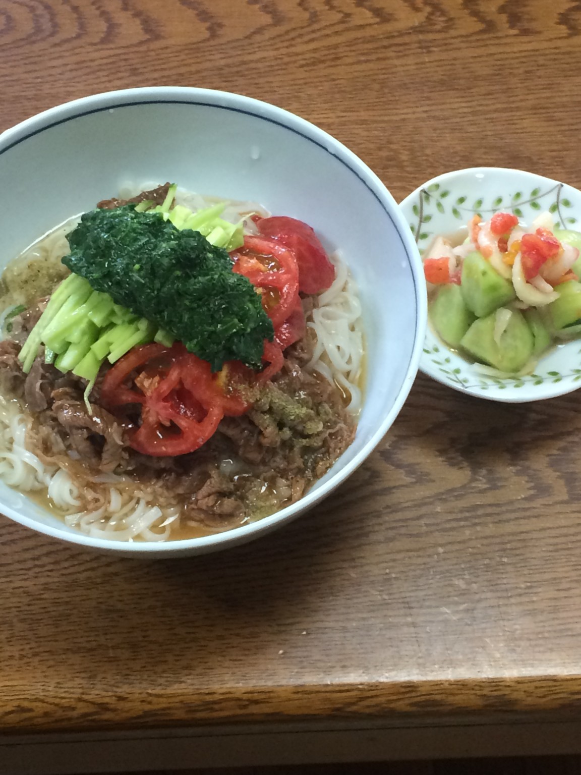 トマトと牛肉とモロヘイヤの冷製うどん♪