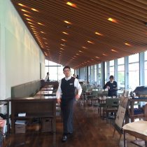 箱根ラリック美術館のレストランのLYS