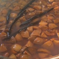 柿をシロップで炊いてます♪