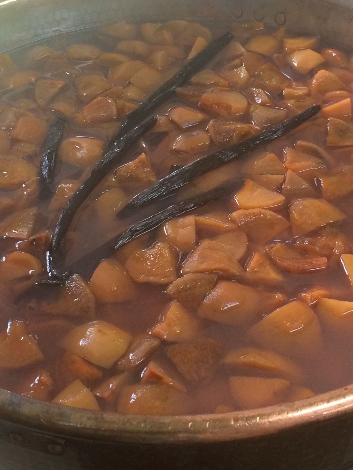 柿をシロップで炊いてます♪