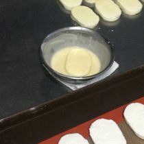 軽やかに焼けたメレンゲにオリジナルのホワイトチョコレートをコーティング
