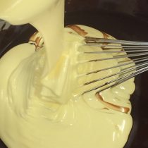 チョコレートに卵黄のホイップを♪