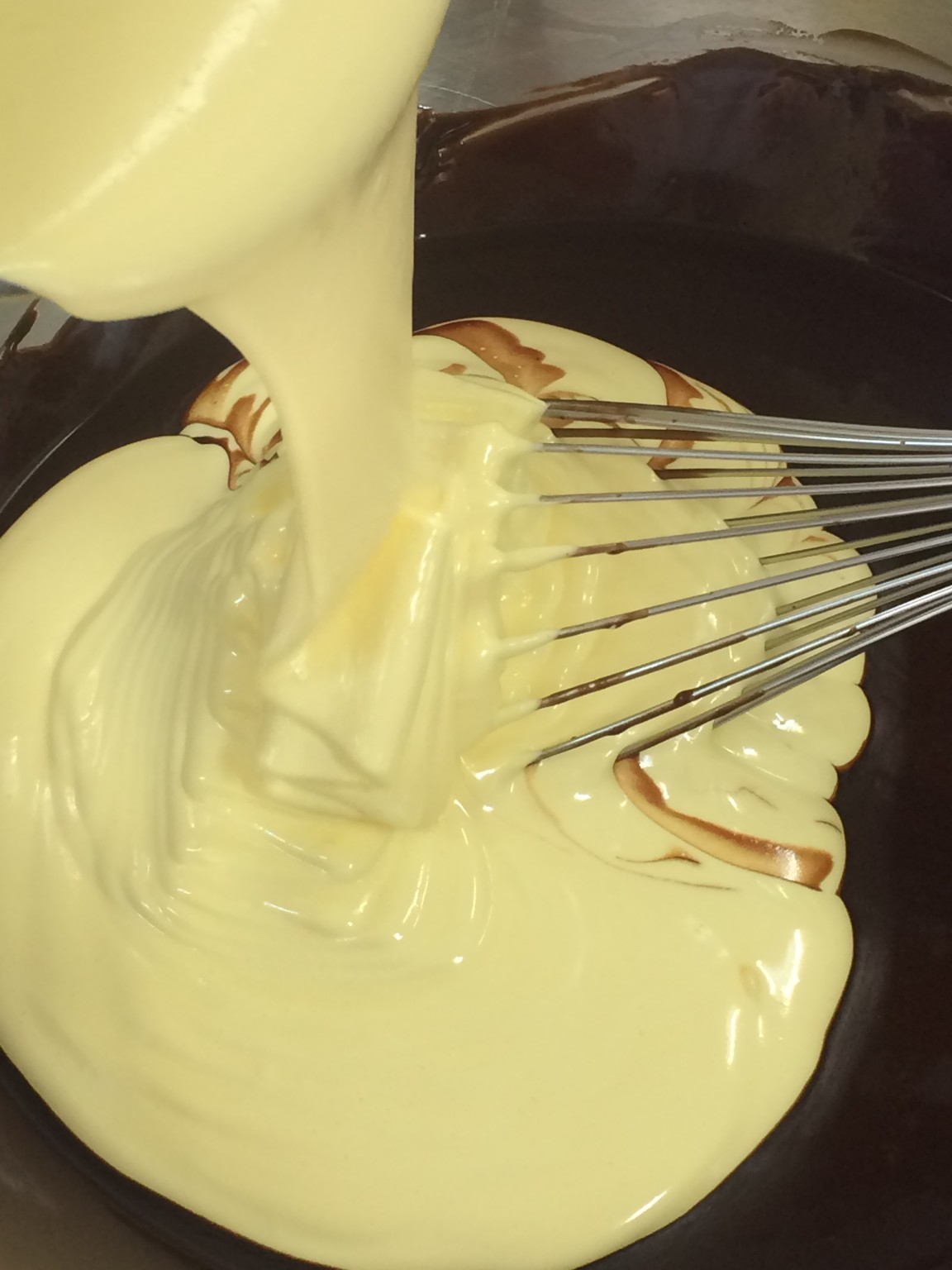 チョコレートに卵黄のホイップを♪
