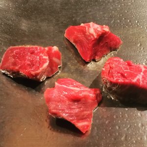 当然ですが、お肉には塩胡椒しましょう☆