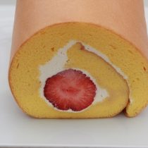 苺を使った苺のロールケーキ♪
