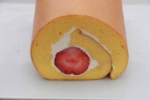 苺を使った苺のロールケーキ♪