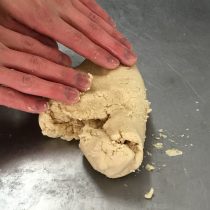 手で成型するのも難しいココナッツオイルのクッキー生地☆