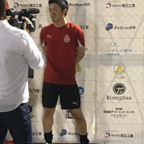 トライアル後にインタビューを受ける日本人選手。後ろにみのり農場のロゴが☆