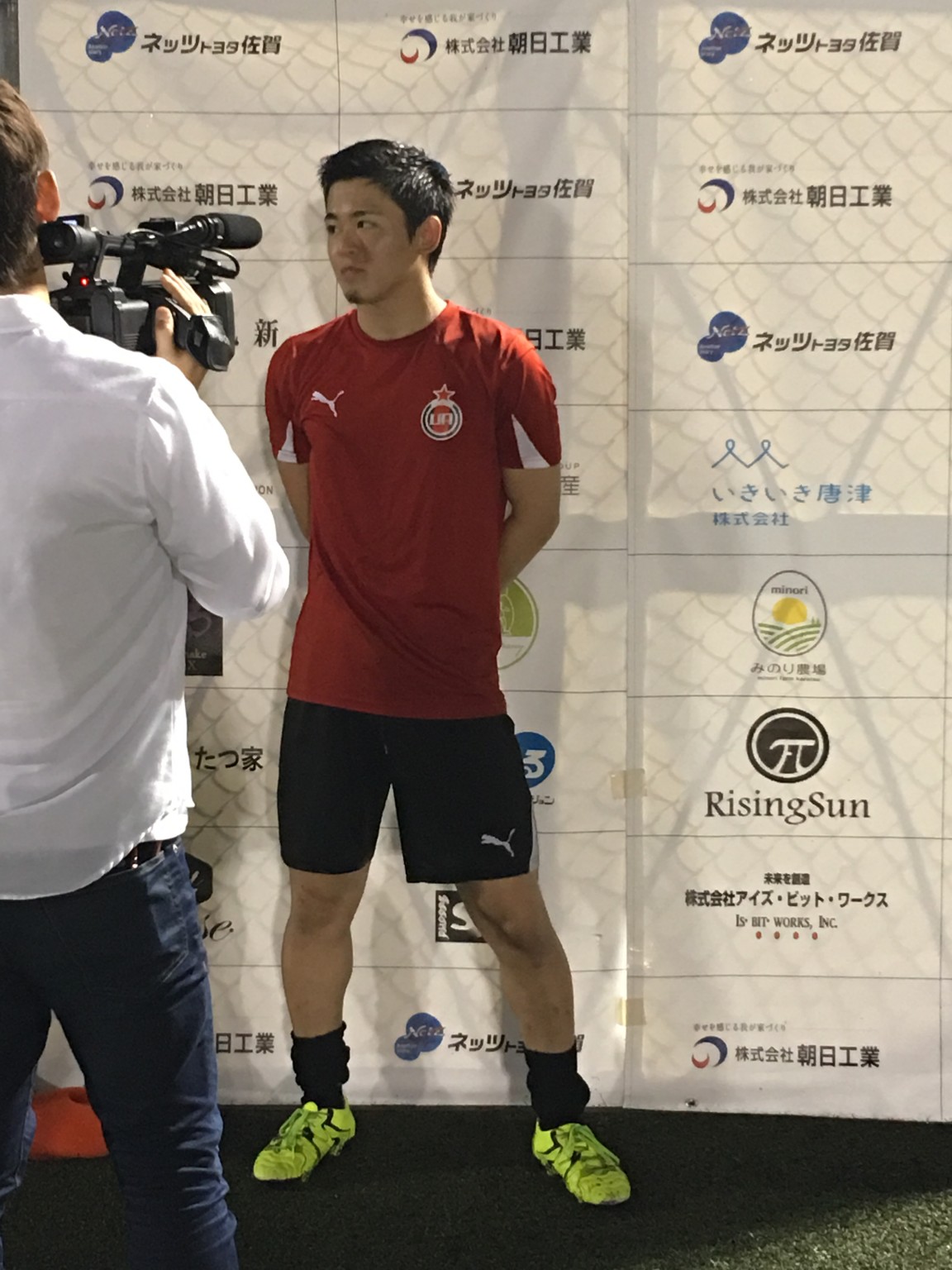 トライアル後にインタビューを受ける日本人選手。後ろにみのり農場のロゴが☆