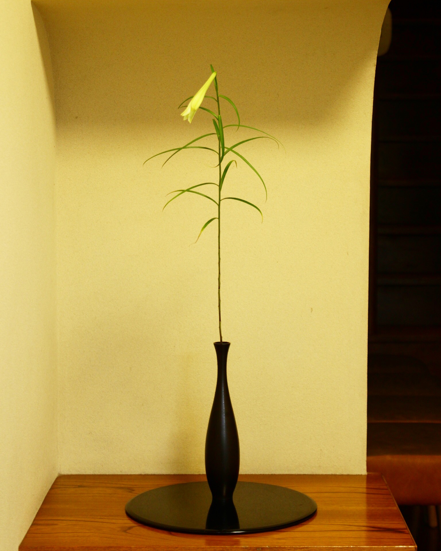 鶴首に白い百合。