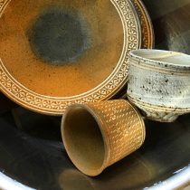 染み込み防止のために水に浸けた井銅心平さんの器たち☆