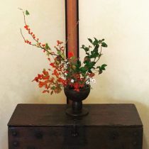 パンダジの上に香炉と秋の花々☆