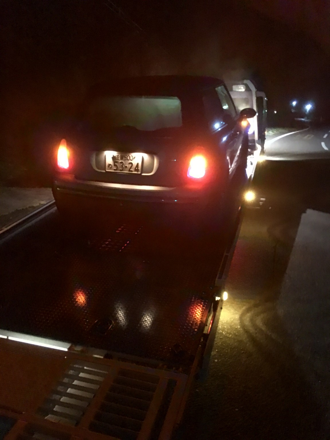 白煙を上げながら積載車に積まれる MINI☆