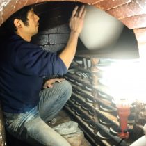 矢野さんが窯に作品を入れてます☆