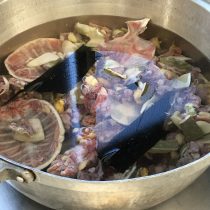 捌いて綺麗に水洗い、霜降りし炊いていくすっぽん☆