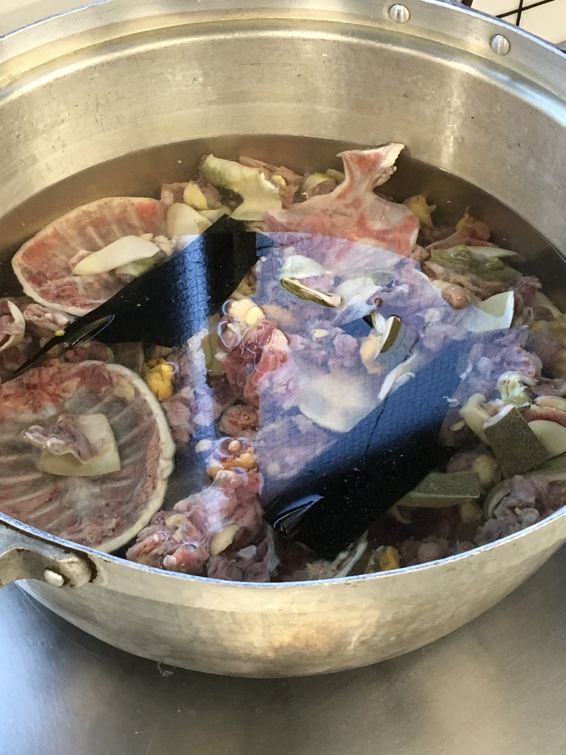 捌いて綺麗に水洗い、霜降りし炊いていくすっぽん☆