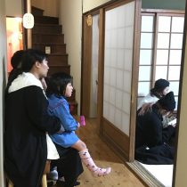 通訳の金さんの膝の上で安堵する姪っ子☆