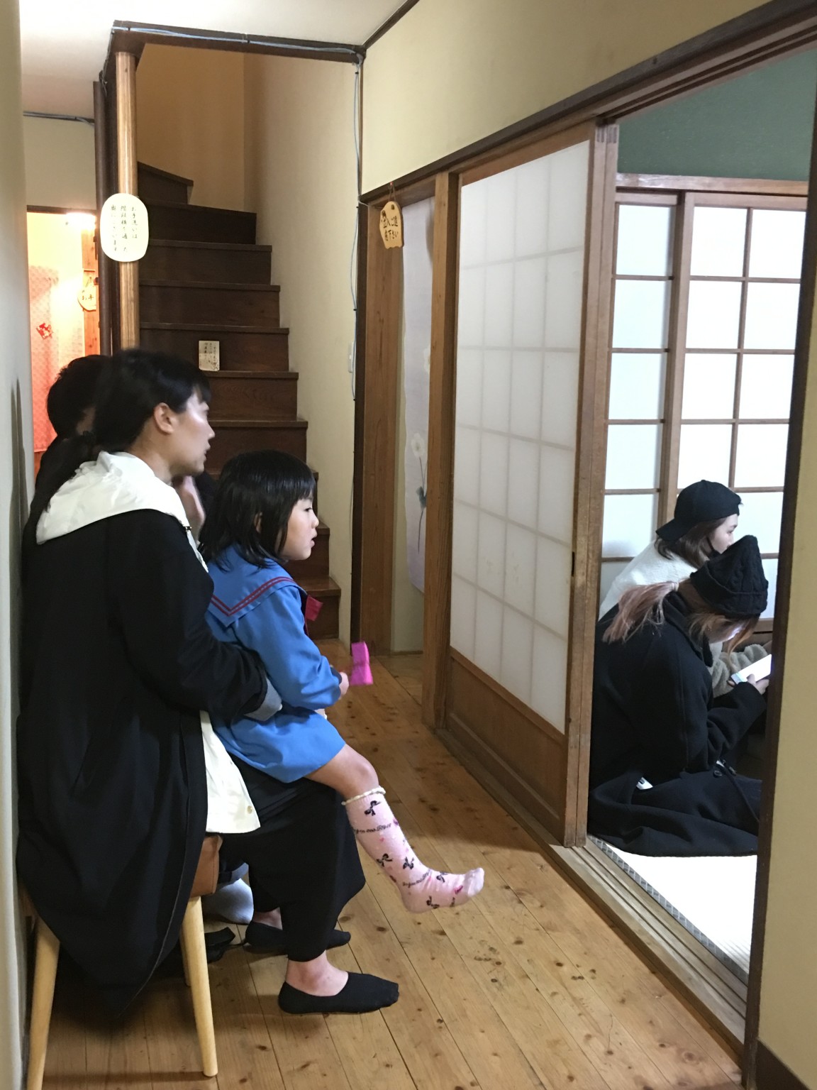 通訳の金さんの膝の上で安堵する姪っ子☆